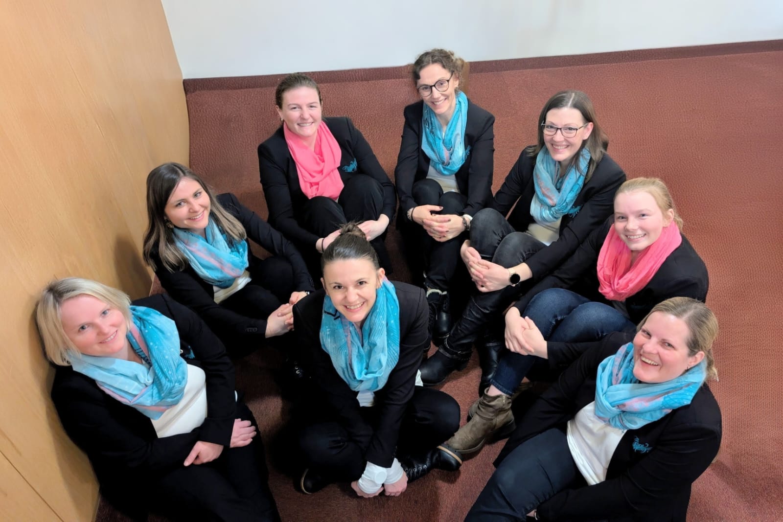 Auf dem Bild: Sabine Krimbacher, Anna-Theresa Margreiter, Andrea Koo, Marianne Gwiggner, Gabi Flatscher, Martina Hörbiger, Magdalena Eder und Dani Moser