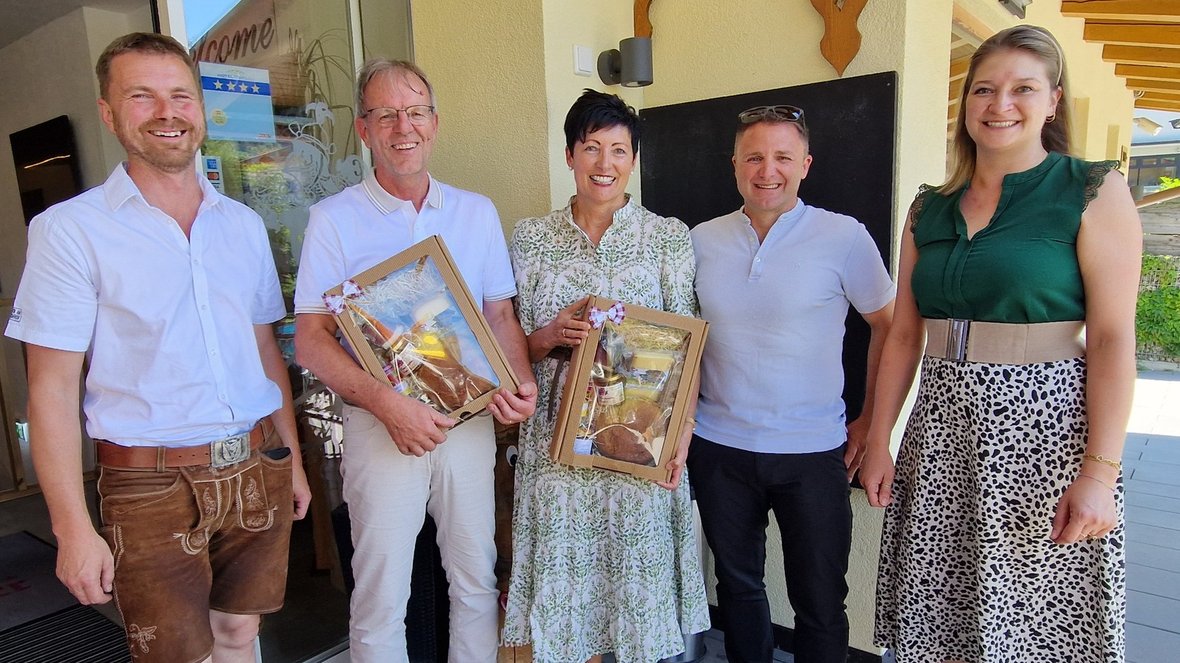 Bürgermeister Hannes Eder, Bernhard Gwiggner, Steffi Holaus, Schulleiter Paul Schneeberger, GR Katja Silberberger