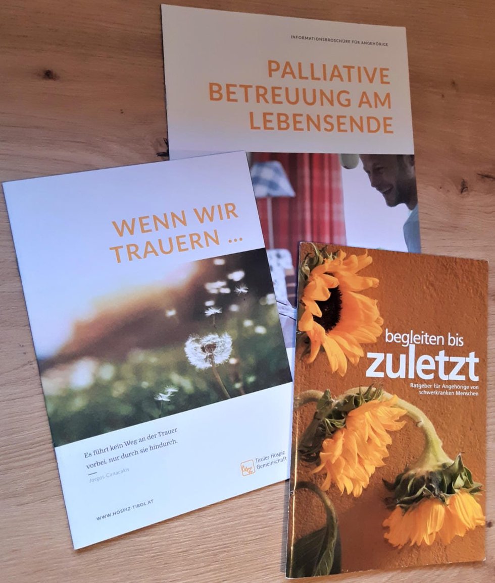 Die Tiroler Hospiz-Gemeinschaft stellt uns Broschüren für Angehörige zur Verfügung.